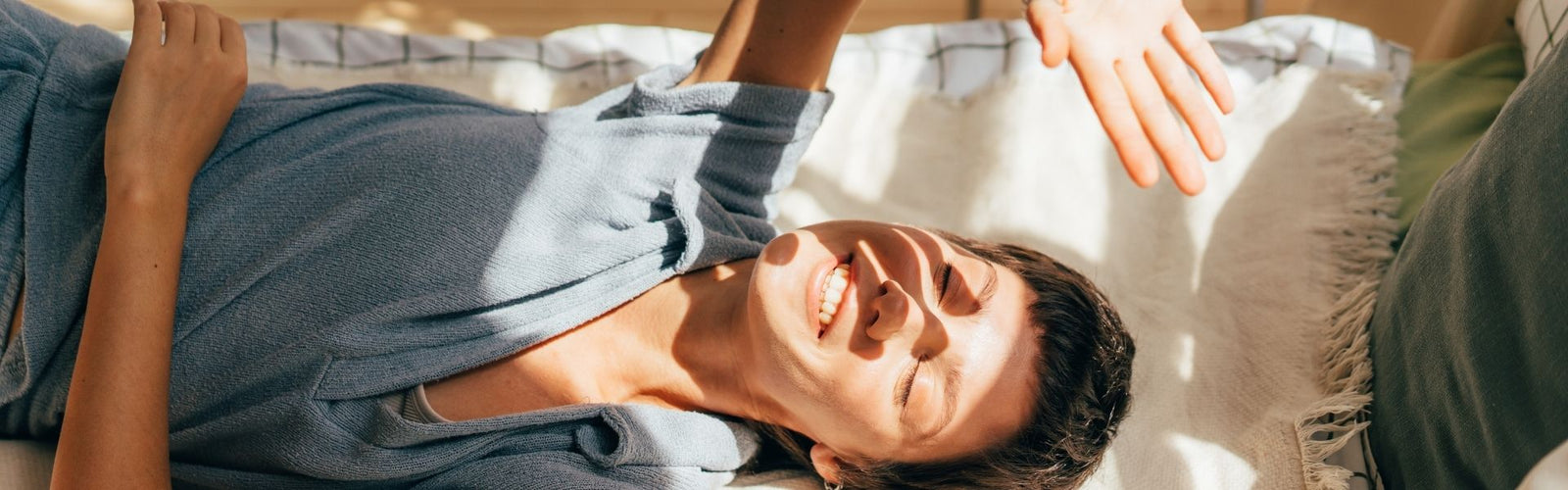 Moderner Sonnenschutz Vorhang als effektiver Schutz vor UV-Strahlen und ausbleichenden Möbeln