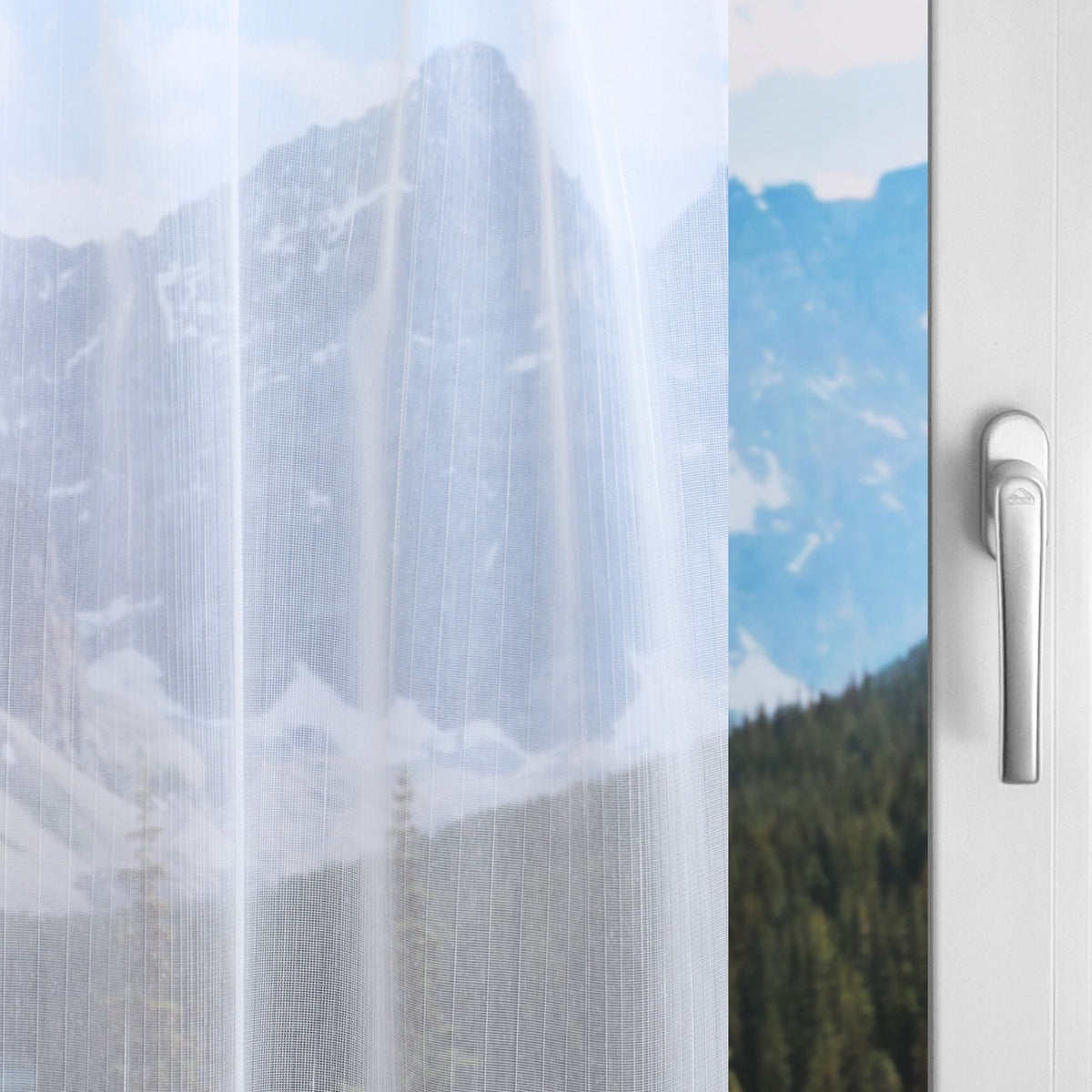 Tagesvorhang FREDDIE nach Mass am Fenster. Transparenter, klassischer Vorhang mit feinem Effektgarn